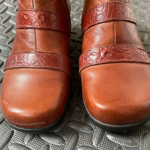 Leather Ankle boots with inside zippers and floral patterns - Picture 14 of 14